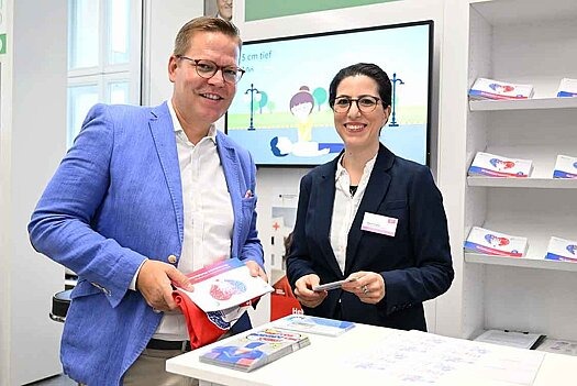 Parlamentarischer Staatssekretär Tino Sorge am NAWIB-Infostand mit Geschäftsstellenleitung Ilknur Ergeç