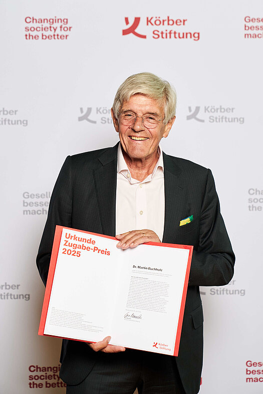 Verleihung des Zugabe-Preises im LichtwarkTheater, 2025. Dr. Martin Buchholz, Preisträger HerzretterTrainings gGmbH Foto: Claudia Höhne Portrait Dr. Martin Buchholz mit Auszeichnung