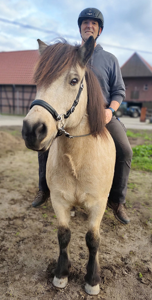 Stephan Maaß reitet auf einem Pferd.