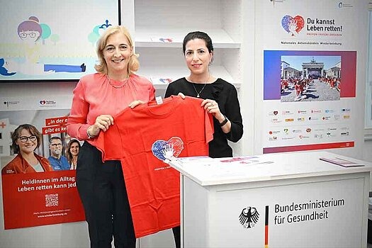 Die Gesundheitsministerin Nina Warken am NAWIB - Infostand