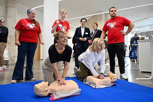 Staatssekretärin Katja Kohfeld bei der Wiederbelebungschallenge