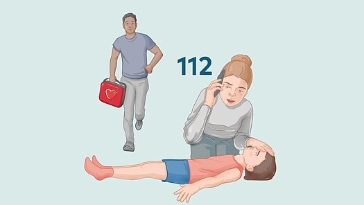2. RUFEN Eine Frau mit einem Smartphone sich über einen am Boden liegenden Jungen