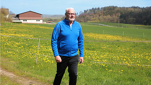 Herr Dieter Scholl beim Joggen auf einem Feldweg.