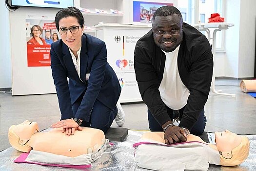 NAWIB-Botschafter Gerald Asamoah führt die Herzdruckmassage vor 